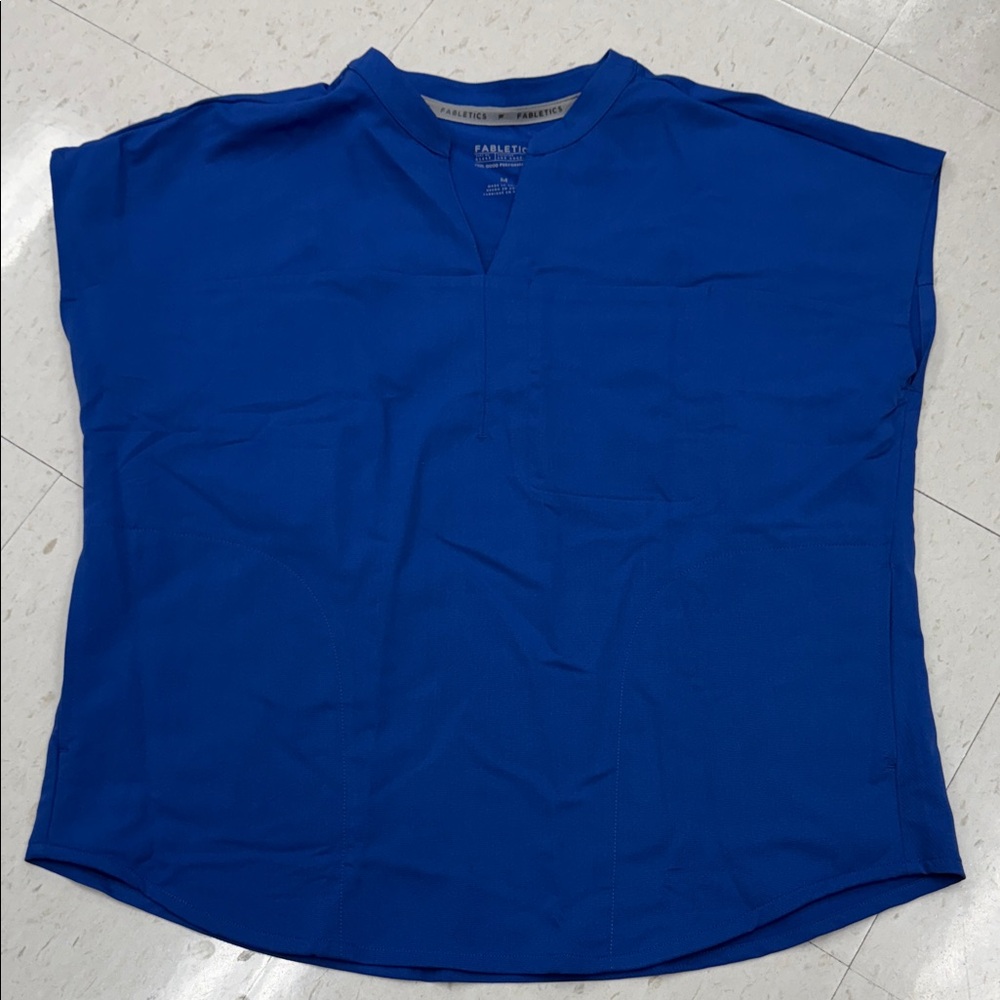 Fabletics Evolve 3 pocket scrub top